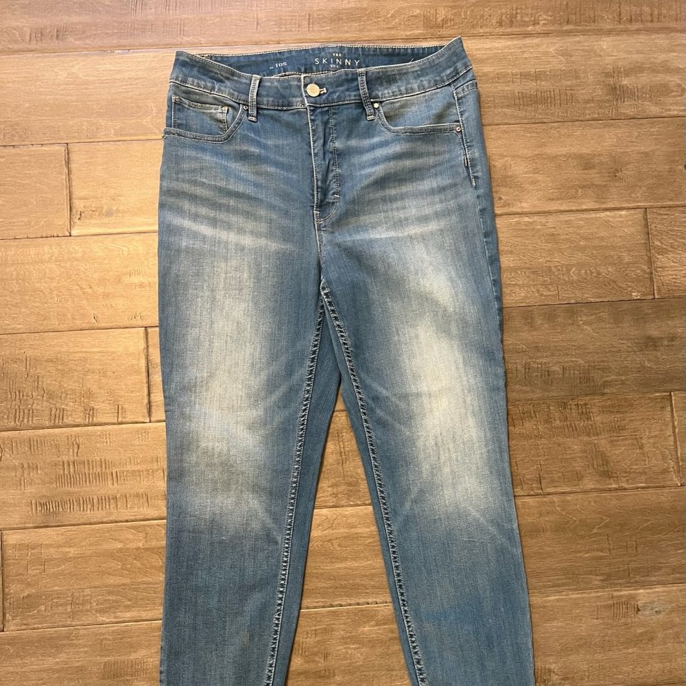 White House Black Market Women’s 10s The Skinny Ankle Jeans raw hem.         HH
